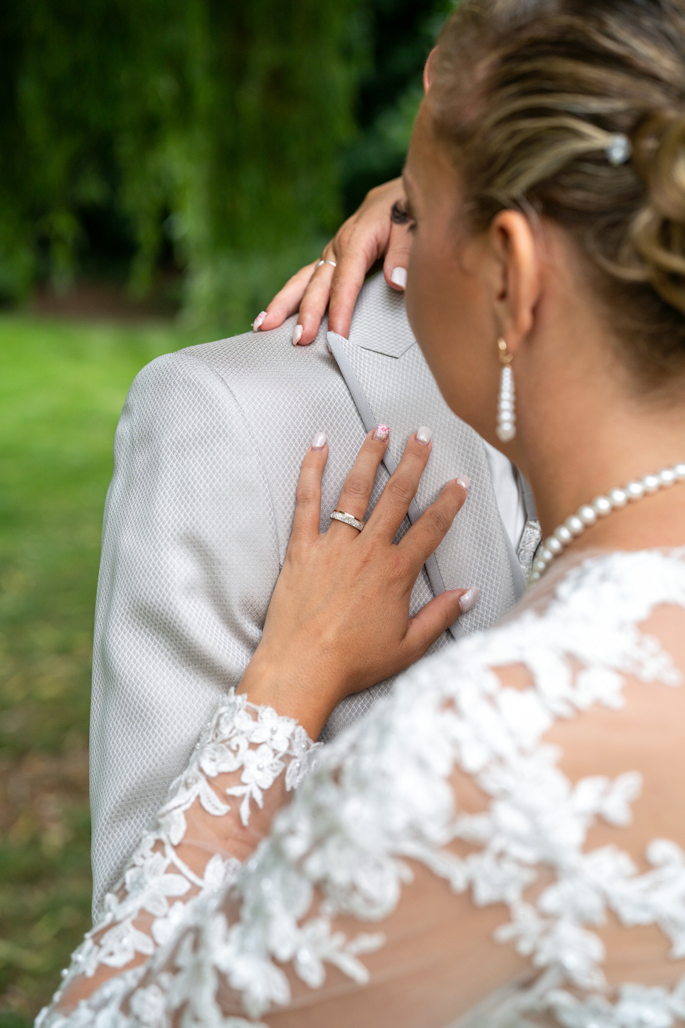 Couple de mariés dans un décor élégant