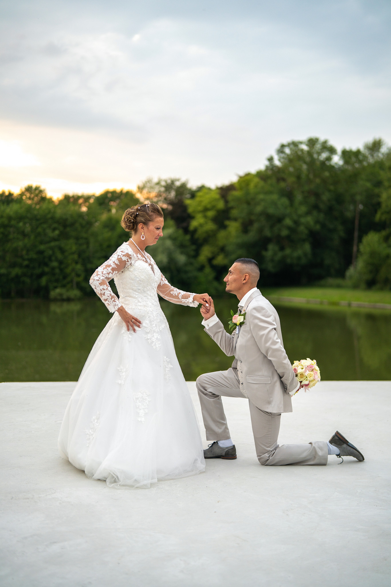 Couple de mariés dans un décor élégant