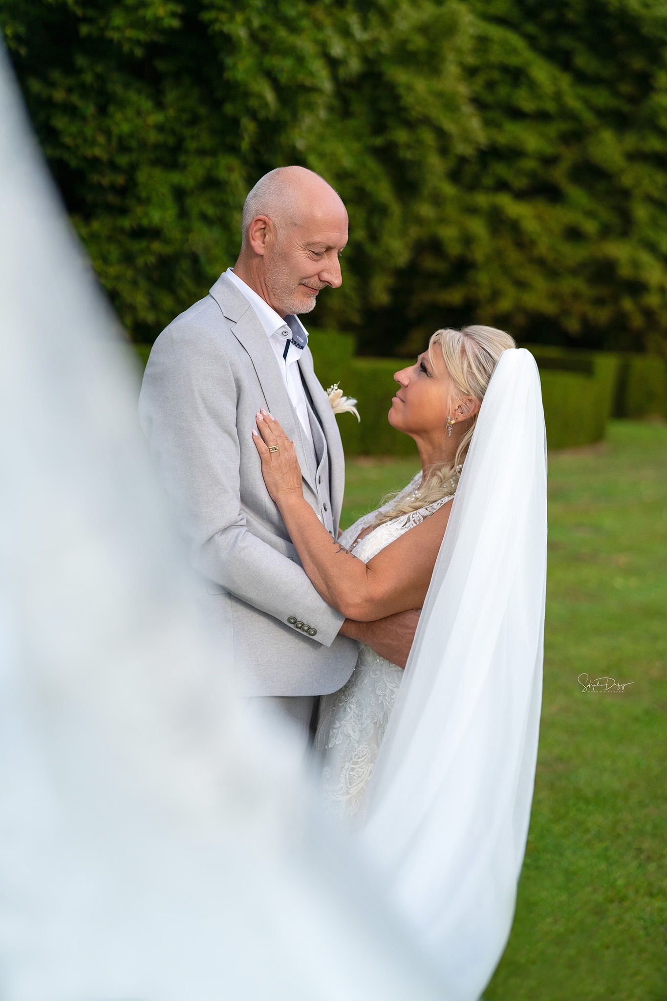 Couple de mariés dans un décor élégant